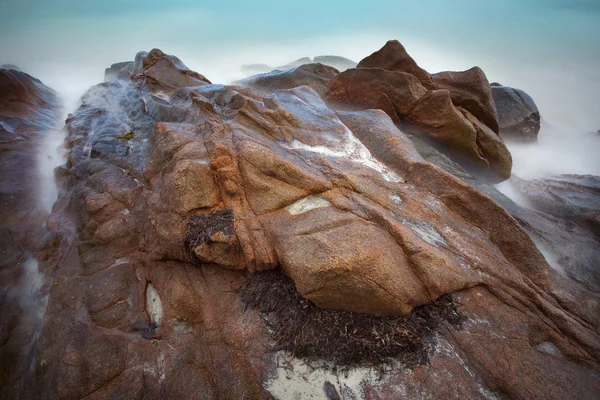 Bella spiaggia con rocce — Foto Stock