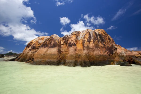 Granito rocas en el agua —  Fotos de Stock