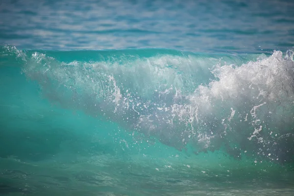 Vague cristalline à la plage — Photo