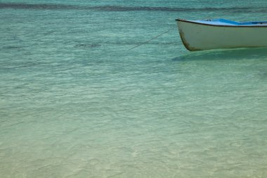 kristal berraklığında su tekne