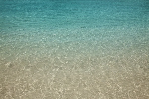 Kristallklare Wasseroberfläche am Strand — Stockfoto