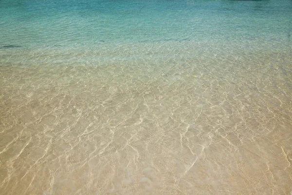 Superficie cristallina dell'acqua in spiaggia — Foto Stock