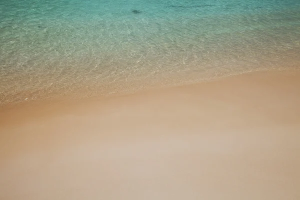 Кришталево чиста поверхня води на пляжі — стокове фото
