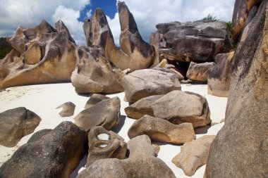 Granit kayalar ile plaj manzara