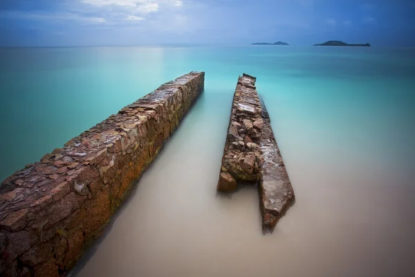 在海滩的废弃的码头 — 图库照片