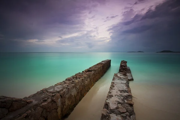 Abandoned pier at the beach — Stock Photo, Image