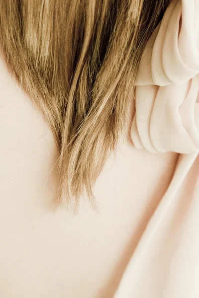 Halsen & hår ob en vacker och sensuell kvinna — Stockfoto