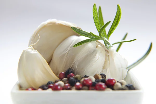 Knoblauch, Pfeffer und Rosmarin — Stockfoto