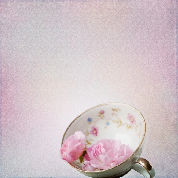 Vintage achtergrond met roos en cup — Stockfoto