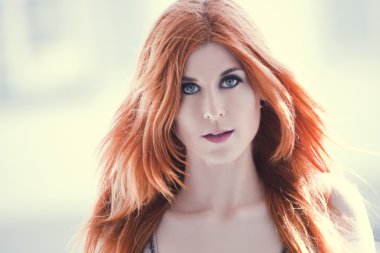 Kızıl saçlı güzel bir kadın.