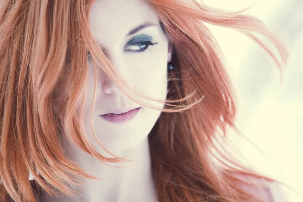 Kaunis nainen punaiset hiukset — kuvapankkivalokuva