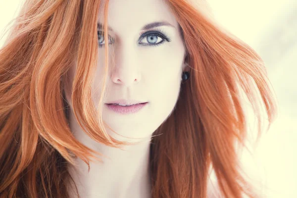Mooie vrouw met rood haar — Stockfoto