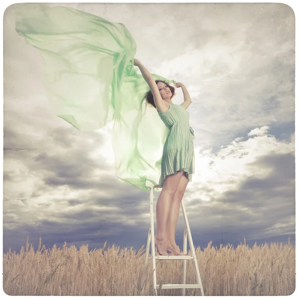 Mulher bonita em fundo vestido verde — Fotografia de Stock