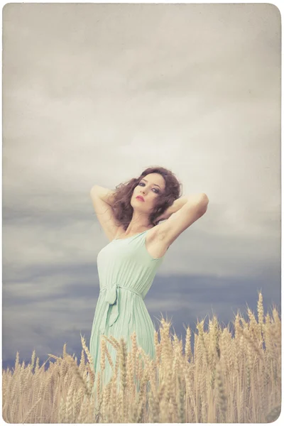 Krásná žena v pozadí zelené šaty — Stock fotografie