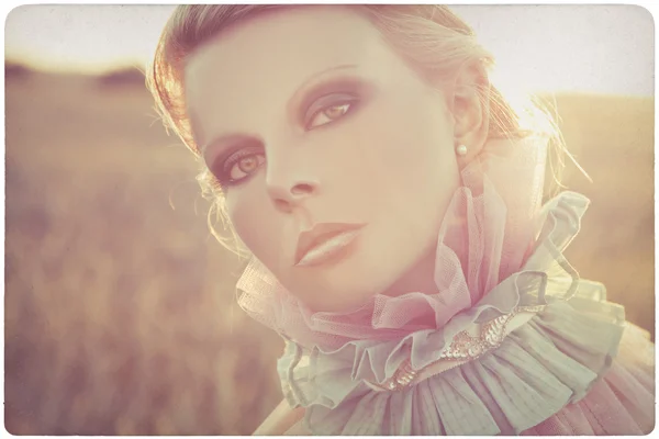 Hermosa mujer retrato al aire libre — Foto de Stock