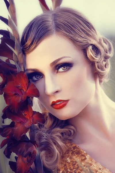 Schöne Frau in einem Blumenfeld — Stockfoto