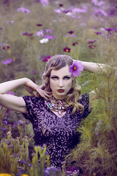 Hermosa mujer en campo de flores —  Fotos de Stock