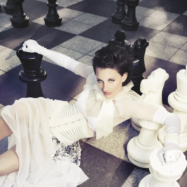 Mulher bonita em um jogo de xadrez gigante — Fotografia de Stock