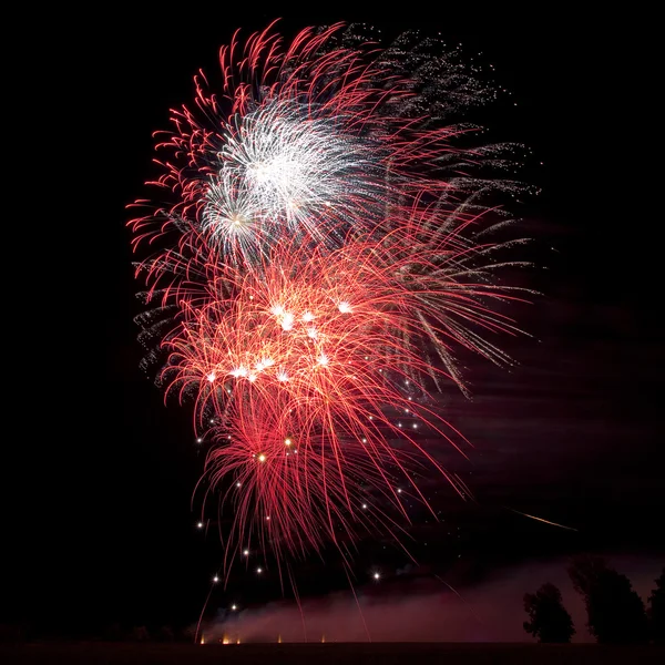 Großes Feuerwerk im Hintergrund — Stockfoto