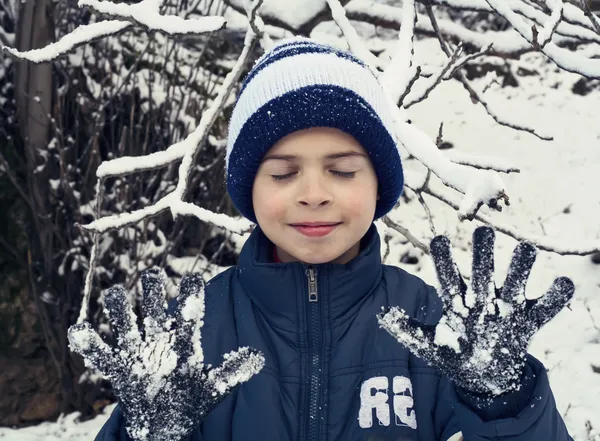 Child playing in the snow — Stock Photo, Image