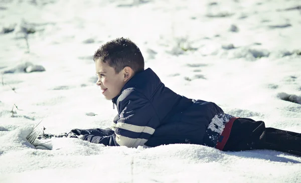 Enfant, profiter de l'hiver — Photo