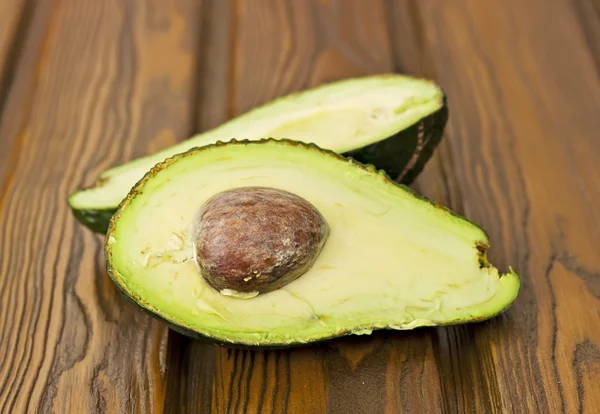 avokado, kesilmiş yarısında, ahşap tablo