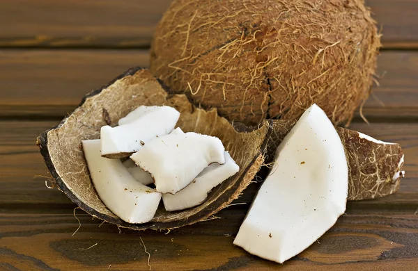 Kokos en stukken van de kokosnoot — Stockfoto