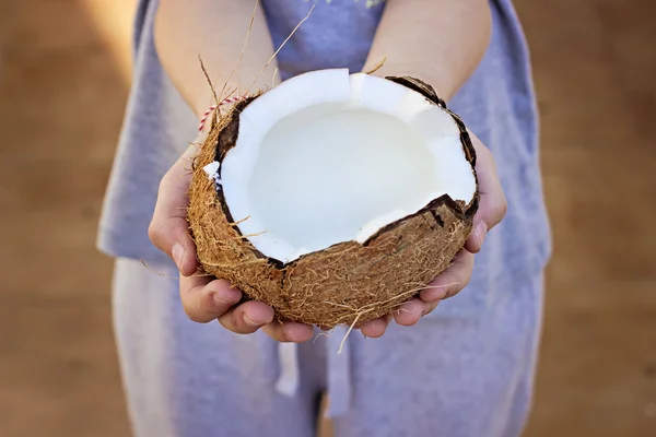 Kokosnoot open in handen — Stockfoto
