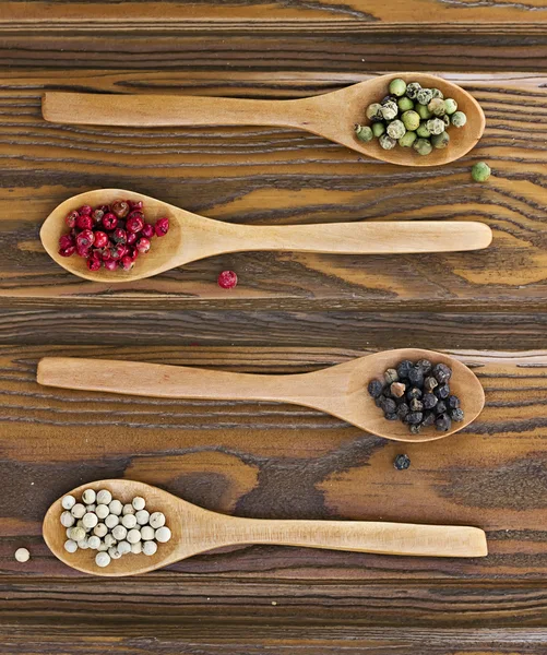 renkli biber ile dört tahta kaşıklar