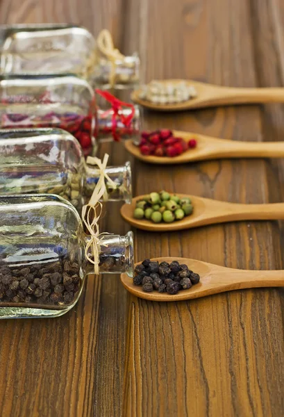 dört renkli biber ile cam şişe