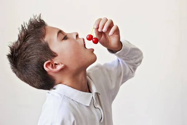 Child eating cherries — Stock Photo, Image