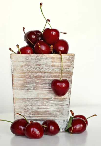 Grupo de deliciosas cerejas vermelhas — Fotografia de Stock