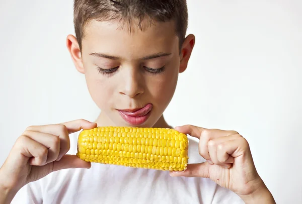 tatlı mısır yiyen çocuk