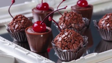 Kirazlı Brigadeiro gurmesi. Tipik Brezilya tatlıları genelde düğün partilerinde servis edilir. Slayt gösterisi