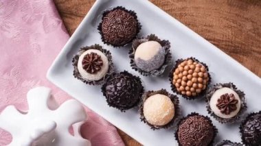 Kirazlı Brigadeiro gurmesi. Tipik Brezilya tatlıları genelde düğün partilerinde servis edilir. Slayt gösterisi