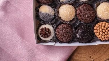 Çeşitli gurme tugadeiro türleri. Brezilya 'dan tipik bir tatlı. Üst görünüm