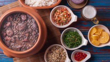 Tipik Brezilya yemeği Feijoada. Dumanla kaydır. Üst Görünüm