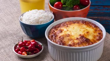 Çoban turtası. (Escondidinho) Bulaşık dumandan çıkıyor. Kaydırma atışı.