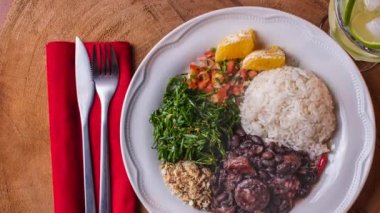 Tipik Brezilya yemeği Feijoada. Dumanla kaydır. Üst Görünüm