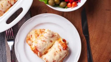 Slayt atışı. Peynirli ve domates soslu gözleme. Tipik İtalyan ve Brezilya mutfağı. Tabak dumandan çıkıyor.