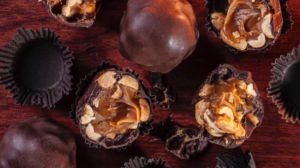 チョコレート ピーナッツ ダルス レチェと呼ばれるグルメ ブリガダイロ ブラジルの代表的な甘い トップ表示 — ストック動画
