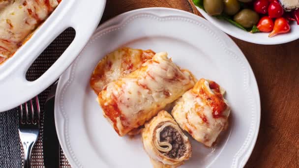 スライドショット チーズとトマトソースの肉パンケーキ イタリア料理やブラジル料理の典型的な 煙から出てくるプレート — ストック動画