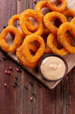 Baharatlı soslu ev yapımı lezzetli kızarmış soğan halkaları. Üst Manzara. Boşluğu kopyala