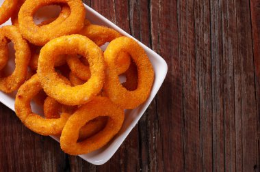 Deliciosos ev yapımı kızarmış soğan halkaları. Üst Manzara. Boşluğu kopyala