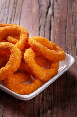 Deliciosos ev yapımı kızarmış soğan halkaları. Boşluğu kopyala