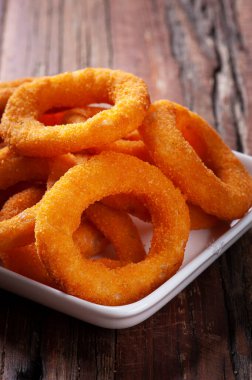 Deliciosos ev yapımı kızarmış soğan halkaları. Boşluğu kopyala