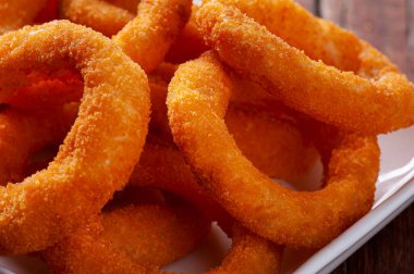 Lezzetli ev yapımı kızarmış soğan halkaları. Fotoğrafı kapat..