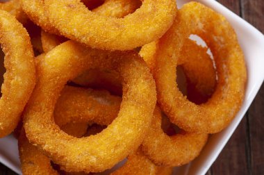 Lezzetli ev yapımı kızarmış soğan halkaları. Fotoğrafı kapat..