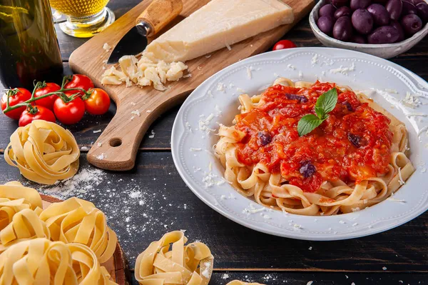Italian Pasta Dish Tomato Sauce Composition Ingredients Preparation Dish — Stock Photo, Image