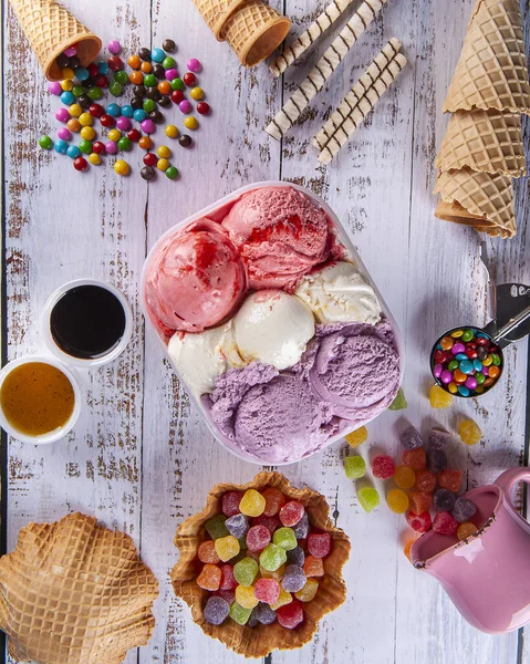 Trois Saveurs Crème Glacée Dans Récipient Livraison Faisant Une Composition Photos De Stock Libres De Droits